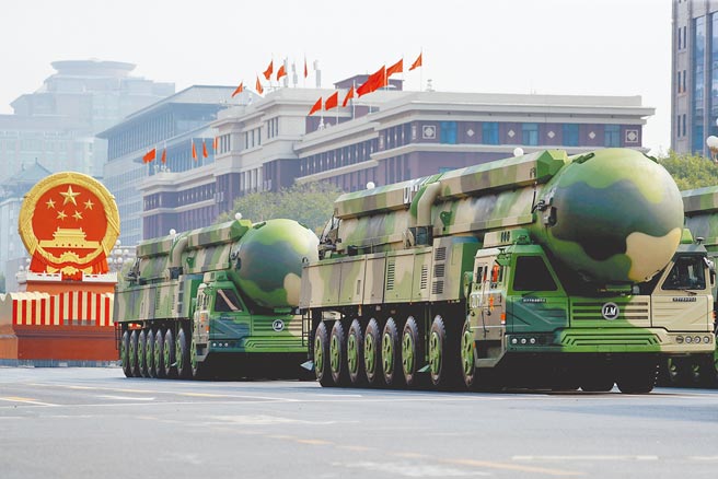 2019年中國大陸國慶節，在天安門廣場亮相的東風-41戰略核飛彈方隊。能攜帶10枚分彈頭的東風-41，在中國核武力量中正扮演越來越重要的角色。（中新社資料照片）