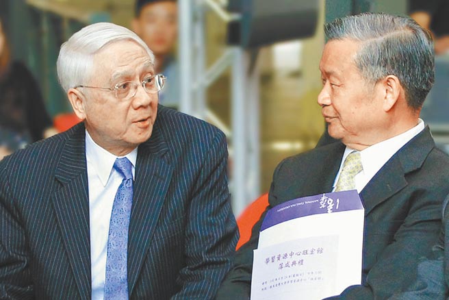 清華大學前校長劉炯朗（左）與旺宏電子董事長吳敏求2011年在清華旺宏圖書館落成典禮交談。（清大提供／邱立雅竹市傳真）