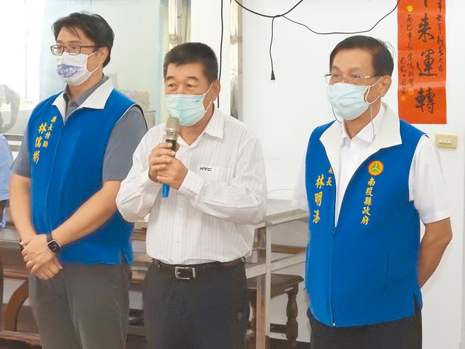 鑫永铨公司董事长林季进（中），提供3000万元济助南投乡亲。（南投县政府提供／廖志晃南投传真）