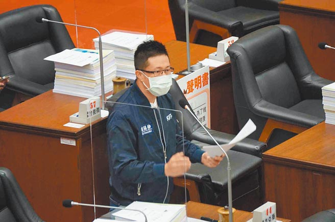 针对凤山女涉水触电身亡一案，高市议员锺易仲3日在议会总质询时，要求厘清责任归属，同时加速国赔程序。（柯宗纬摄）