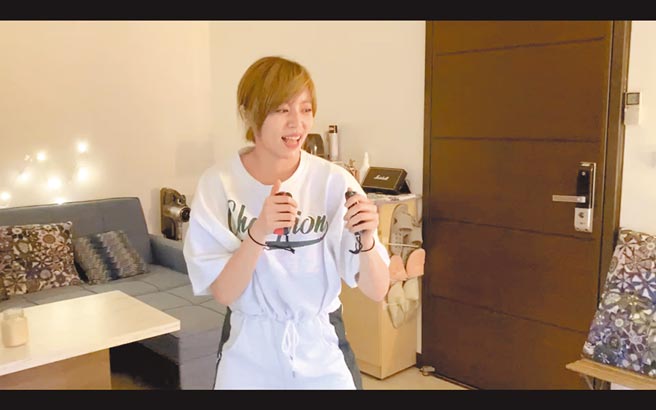 王瞳近來居家防疫勤做運動甩肉。（王瞳提供）