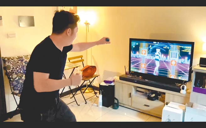 艾成在家會陪愛妻王瞳玩運動機。（王瞳提供）