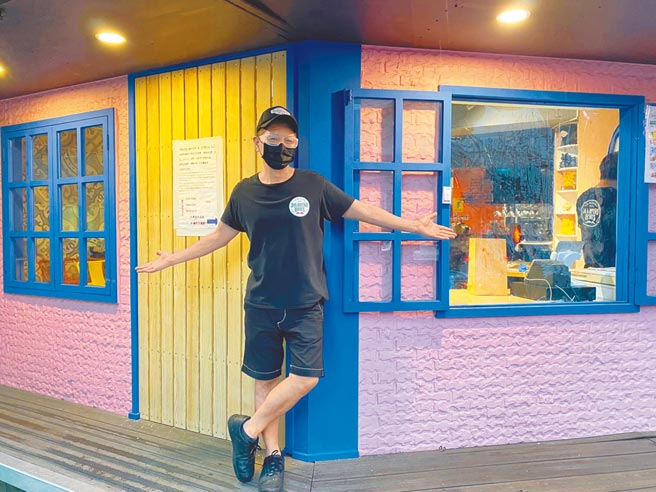 荒山亮近来在开设的餐厅身兼主厨，做足防疫措施。（动脉音乐提供）