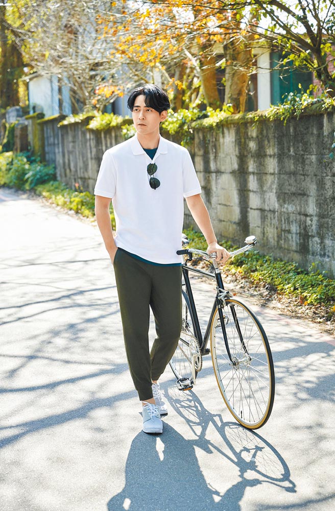 UNIQLO LifeWear品牌代言人周渝民，示範DRY-EX POLO衫。（UNIQLO提供）
