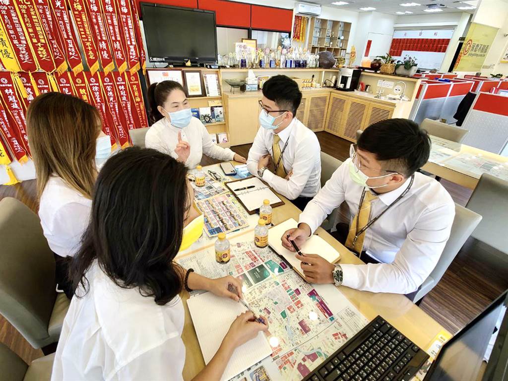 洪秋蘋店東靠著永慶房產集團的完善資源，今年上半年2店總業績已達3,500萬。（圖/永慶房屋提供[照片攝於3級警戒前]）