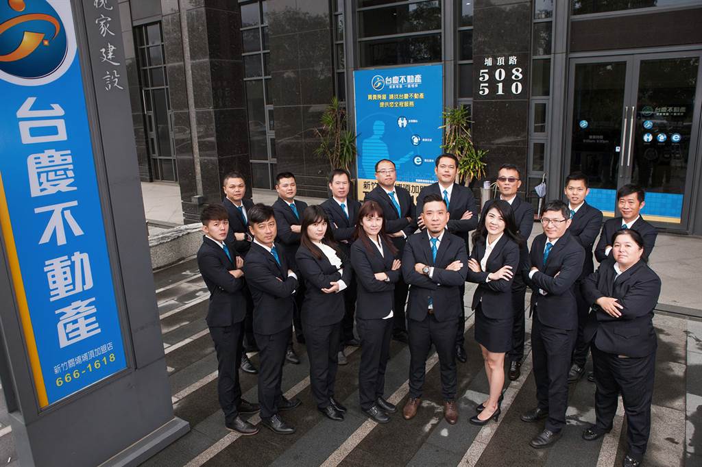 台慶不動產新竹關埔埔頂加盟店店長刁君豪表示，永慶加盟總部提供的數位工具，成功創造成交機會，帶動店內超過半數夥伴業績突破100萬。（圖/台慶不動產提供[照片攝於3級警戒前]）