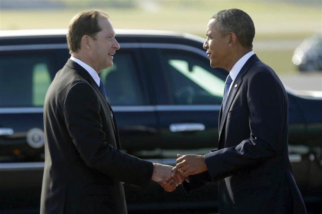2013年，时任美国总统欧巴马（右）访问瑞典，担任驻瑞典大使的马克．布里辛斯基（左）到斯德哥尔摩机场迎接。（美联社）(photo:ChinaTimes)