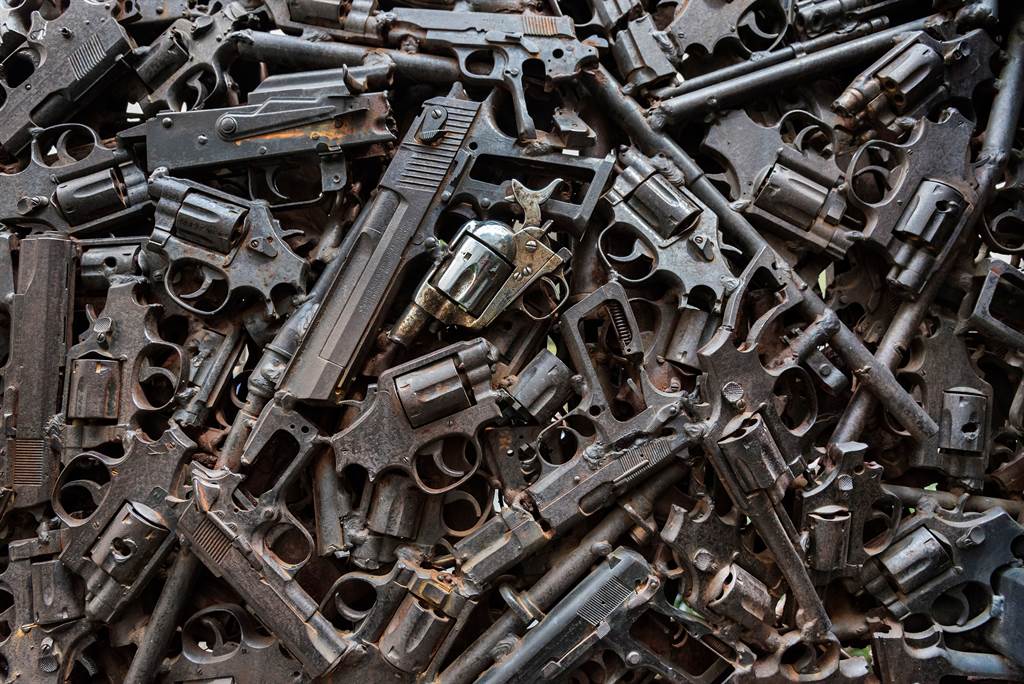 墨西哥政府已向美国法院提起诉讼，控告多间美国枪械大厂採取「鲁莽」的销售方针，导致大量枪械流入该国。图为遭墨西哥缴获并销毁的枪械。（达志影像／Shutterstock）(photo:ChinaTimes)