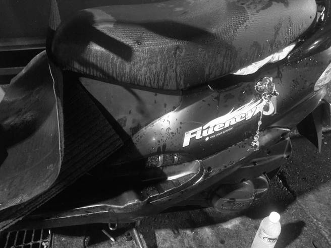 柯男持刀砍伤清洁人员，现场血迹斑斑。（翻摄照片）