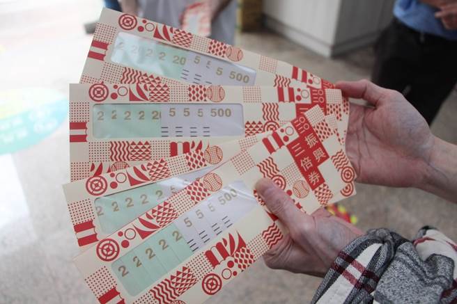 許多民眾對於政府將發放五倍券一事感到不滿意；圖為2020年發行的振興三倍券。（中時資料照，何冠嫻攝）