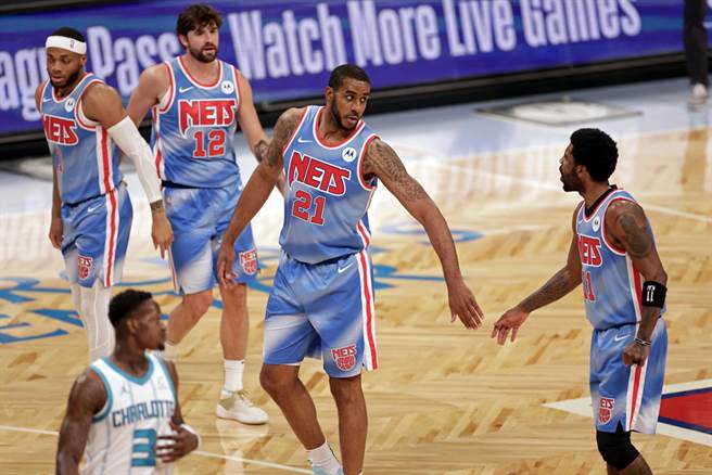 艾卓吉(中)真能克服心臟问题重返赛场吗？(美联社资料照)