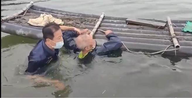 永安一名老翁不慎掉落自家鱼塭，警民合作将他救起。（翻摄照片／林瑞益高雄传真）