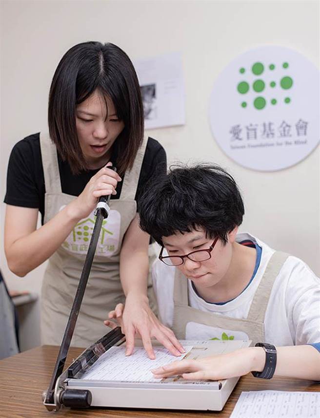 今年愛盲特地以「平安、團圓」為主軸，推出月餅造型冷製手工皂、中秋月餅及各種穀物等多款中秋平安庇護商品禮盒。（愛盲基金會提供／林良齊台北傳真）