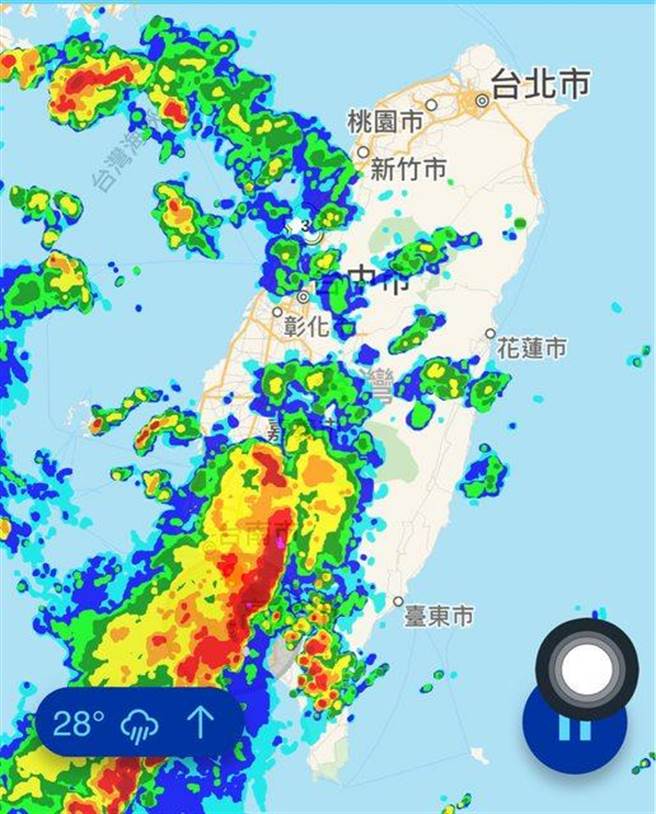一张雨量预测回波图被网友形容对着高雄直直衝。（翻摄台大PTT／石秀华高雄传真）