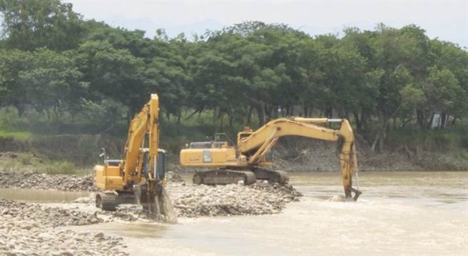 临水作业-河道工程施作机具应紧急撒离。（台中市政府提供）