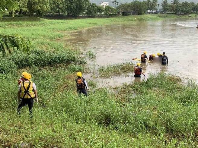 梁男2日上山修水管，疑因失足滑落摔下，结果被大雨冲刷至美浓湖，消防人员4日下午在美浓湖畔发现遗体，初判为意外死亡，后续报请检方相验。(警消提供／林雅惠高雄传真)
