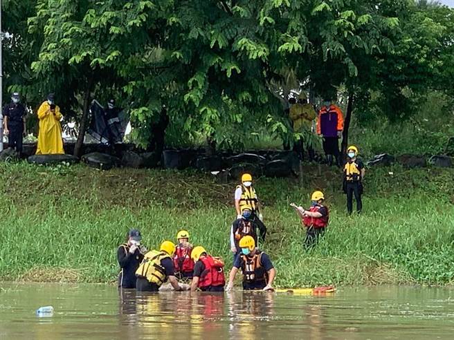 梁男2日上山修水管，疑因失足滑落摔下，结果被大雨冲刷至美浓湖，消防人员4日下午在美浓湖畔发现遗体，初判为意外死亡，后续报请检方相验。(警消提供／林雅惠高雄传真)
