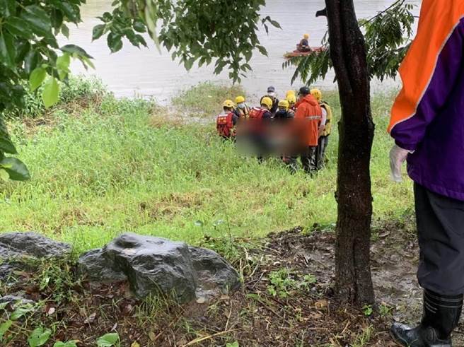 梁男2日上山修水管，疑因失足滑落摔下，结果被大雨冲刷至美浓湖，消防人员4日下午在美浓湖畔发现遗体，初判为意外死亡，后续报请检方相验。(警消提供／林雅惠高雄传真)
