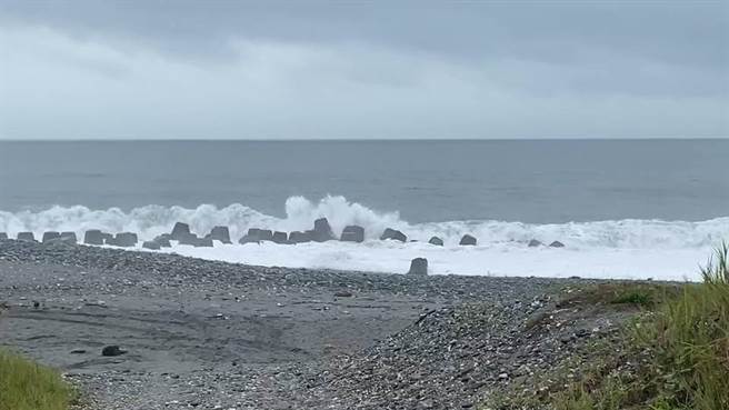 盧碧輕度颱風逼近，台東現長浪。（蔡旻妤攝）