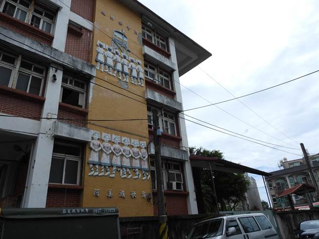 位在花莲市中心精华地带的花莲县原住民会馆已閒置超过10年，沦为名符其实的蚊子馆。（罗亦晽摄）