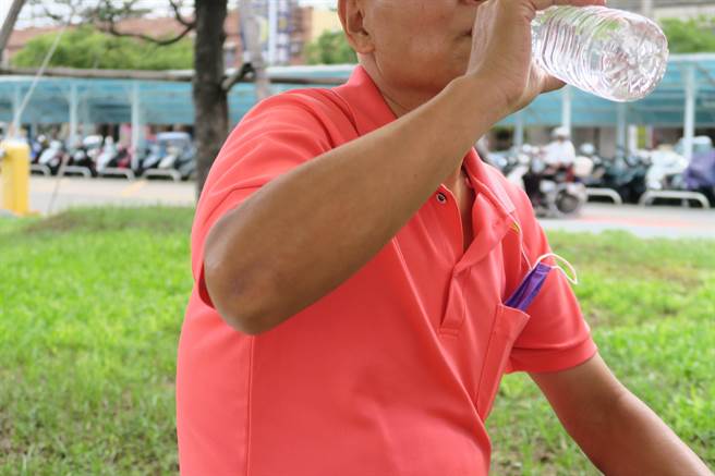 彰化一名75岁患有心臟病的老翁，在注射疫苗后猛喝水，没想到却导致肺积水住进医院。（彰化医院提供／吴建辉彰化传真）