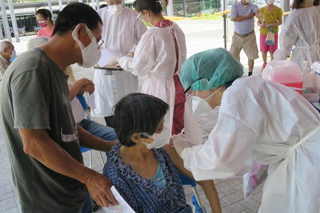 新冠肺炎疫逐渐稳定，各县市正积极利用有限的疫苗衝施打率，而疫苗施打会因个人体质不同而产生不同副作用，医生也会提醒大家注射疫苗后要多喝水，或补充维他命C等，但不见得每个人都适合。（彰化医院提供／吴建辉彰化传真）