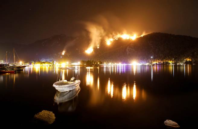 土耳其正在對抗土國史上最嚴重的野火。(圖／路透社)