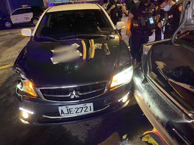桃园芦竹4日晚间约9点，警方发现1辆黑色自小客车车身与车牌不符随即上前拦查，该车为躲避拦查竟意图衝撞员警，拒检逃逸，经警方围捕逮捕后更于车内起获棍棒、武士刀等管制物品。（桃园保安警察大队提供／萧灵玺桃园传真）