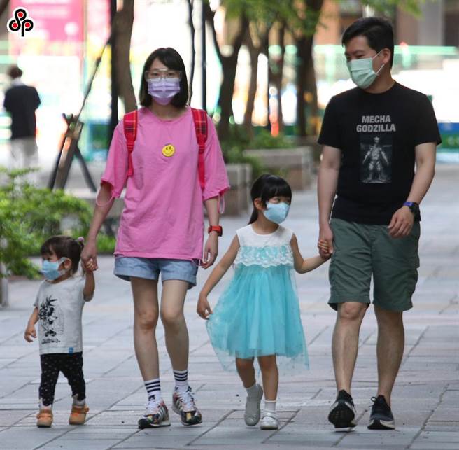 为了提高生育率，政府从7月1日起，把育婴留职停薪津贴提高至8成投保薪资，育婴留职停薪则放宽至不低于30日等政策。（报系资料照）