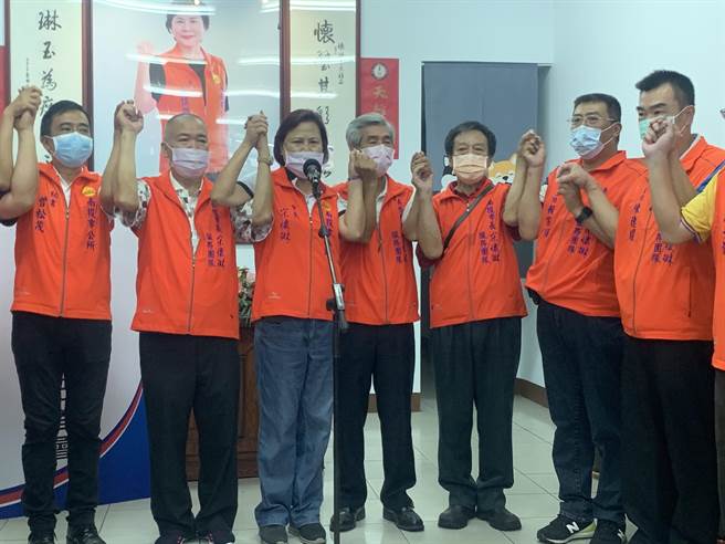 南投市长宋怀琳（左三），宣布参选南投县长到底。（廖志晃摄）