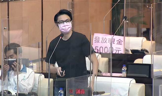 台南市议员周弈齐不满问题警员屡调山区，台南市议会总质询上表达不满。（台南市议会提供／程炳璋台南传真）