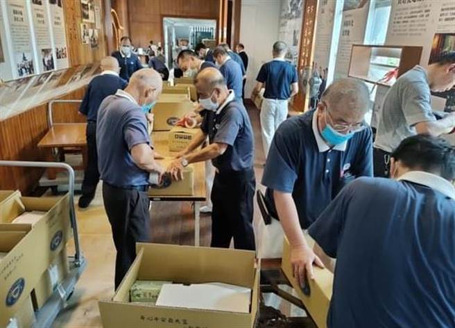 8月5日在彰化靜思堂進行第二批「安心生活箱」打包，許多志工都是為人父親，表示提前過父親節。（慈濟基金會提供／吳敏菁彰化傳真）