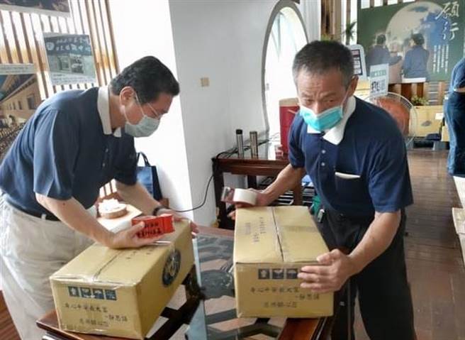 來自小康家庭的陳國政（右一）分享孩子都有穩定工作，自己很歡喜能為弱勢孩童付出。（慈濟基金會提供／吳敏菁彰化傳真）