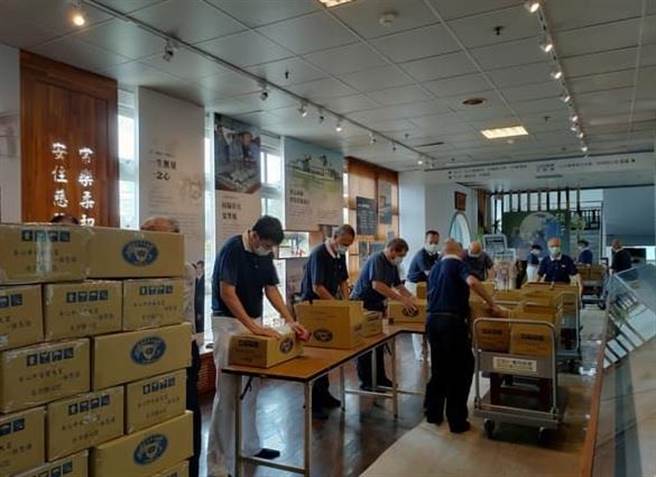 8月5日在彰化靜思堂進行第二批「安心生活箱」打包，許多志工都是為人父親，表示提前過父親節。（慈濟基金會提供／吳敏菁彰化傳真）