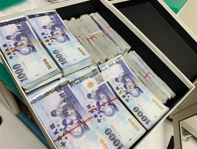 警现场查扣现金800多万元，初估洗钱犯罪集团不法获利至少上千万元。（台中市警察局提供／张妍溱台中传真）