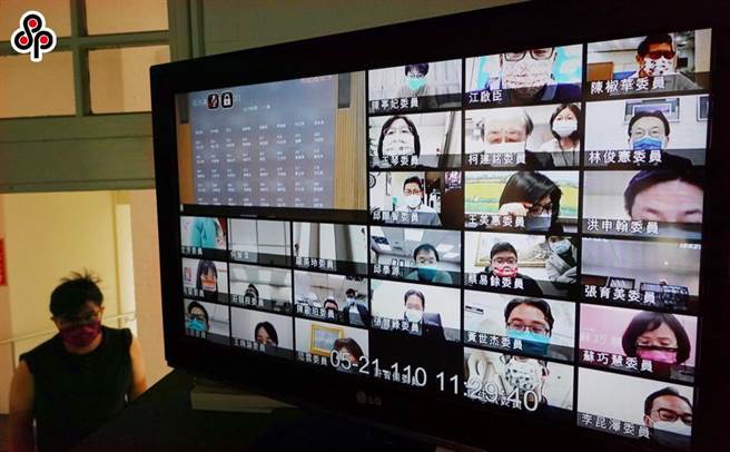 中央流行疫情指挥中心5月中旬将全国升为三级警戒，要求民眾减少外出，许多事业单位改採居家上班。（报系资料照）