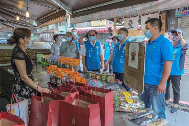 县长杨文科（右二）到内湾老街视察，摊商都感嘆生意惨淡。（罗浚滨摄）