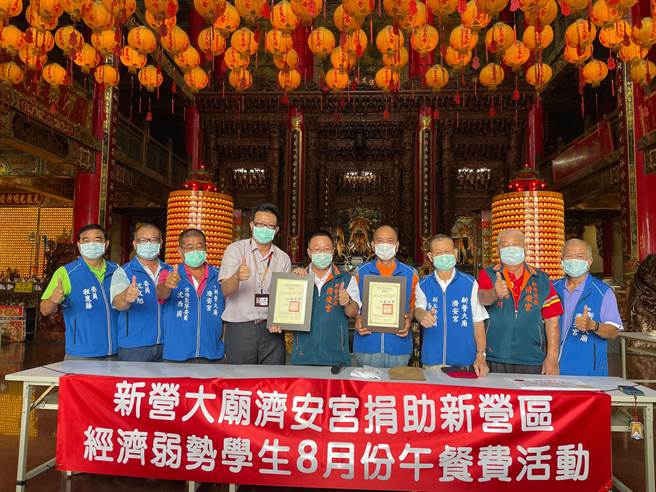 台南市政府教育局主秘杨智雄（左四）5日代表市府颁发感谢状。（蔡育辉议员服务处提供／张毓翎台南传真）