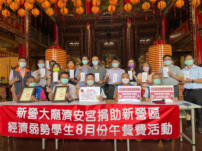 身兼济安宫管委会主委的市议员蔡育辉（前排中）感谢所有委员们的共襄盛举。（蔡育辉议员服务处提供／张毓翎台南传真）