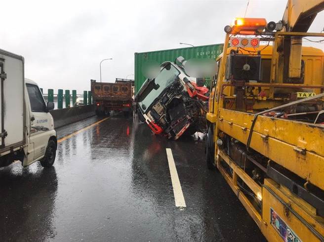受颱風盧碧影響，屏東5日受豪雨侵襲，幸尚未傳出嚴重淹水災情，不過疑似因天雨路滑，國道3號北上410K竹田段早上10點47分發生一起2車擦撞車禍。（警方提供／謝佳潾屏東傳真）
