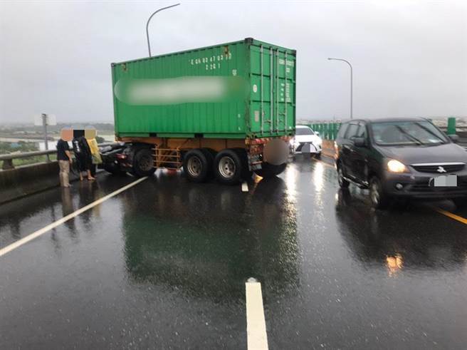 受颱風盧碧影響，屏東5日受豪雨侵襲，幸尚未傳出嚴重淹水災情，不過疑似因天雨路滑，國道3號北上410K竹田段早上10點47分發生一起2車擦撞車禍。（警方提供／謝佳潾屏東傳真）