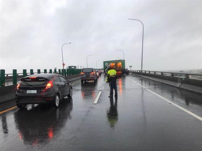 受颱風盧碧影響，屏東5日受豪雨侵襲，幸尚未傳出嚴重淹水災情，不過疑似因天雨路滑，國道3號北上410K竹田段早上10點47分發生一起2車擦撞車禍。（警方提供／謝佳潾屏東傳真）