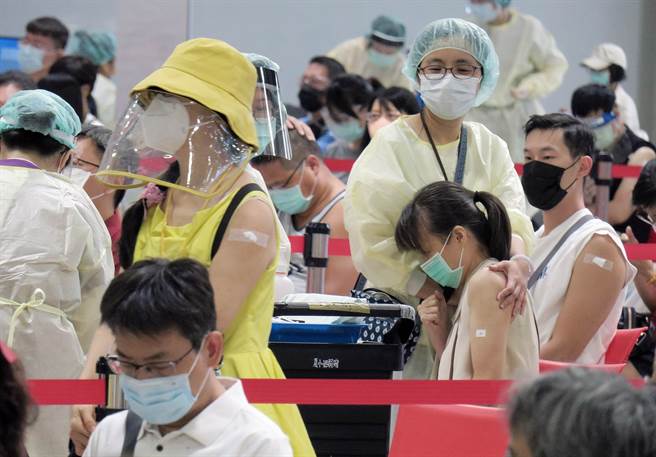 出國需疫苗接種證明，陳時中今表示，民眾可去申請黃皮書，初次申請費為200元。圖為民眾打疫苗畫面。（姚志平攝）