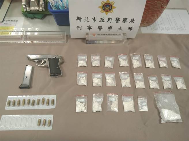 55歲侯姓男子涉嫌在大台北地區販毒，新北市刑大3日兵分多路前往台北、新北地區帶回侯姓主嫌、李姓藥腳等5人到案，查獲槍毒等證物。（翻攝畫面）
