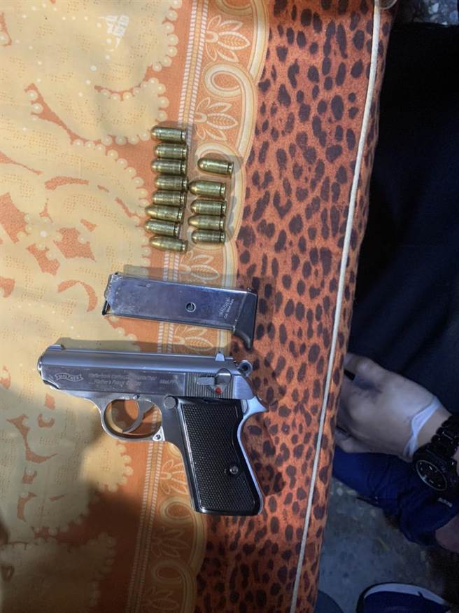 55歲侯姓男子涉嫌在大台北地區販毒，新北市刑大3日兵分多路前往台北、新北地區帶回侯姓主嫌、李姓藥腳等5人到案，查獲槍毒等證物。（翻攝畫面）