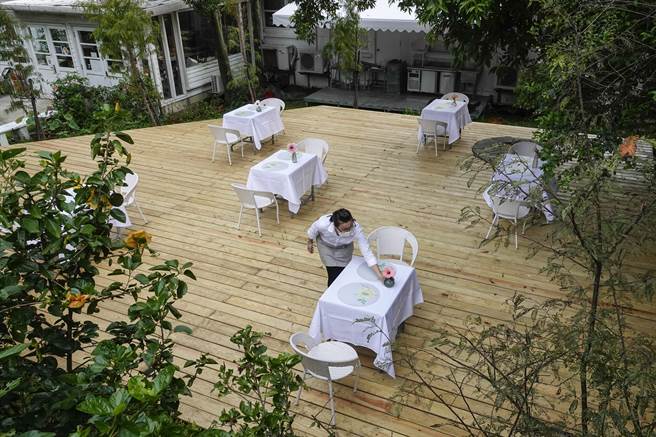 8／10還是維持二級警戒 陳時中表示一周觀察期不足。圖為餐飲業在疫情三級警戒期間受到嚴重衝擊，陽明山舊美軍顧問團宿舍群改建的餐廳多已恢復內用。(黃子明攝)