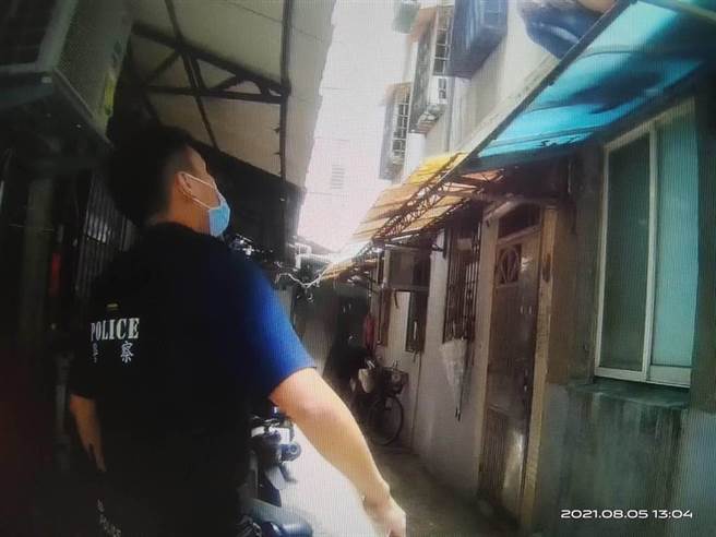 女子与男友吵架，警方劝她从遮雨棚下来。（陈鸿伟翻摄）
