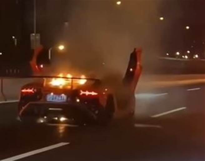 男子开蓝宝坚尼载女友出门，岂料途中爱车竟自燃，所幸情侣俩赶紧下车，并没有因此受伤。(图翻摄自/微博/交通事儿)