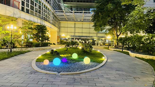 中市地稅局前庭整修啟用-營造親民友善休憩空間。（台中市政府提供）　　