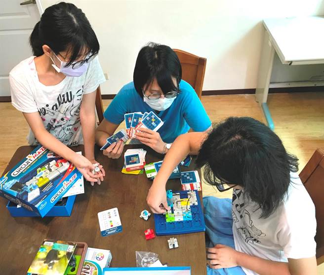 兒少團體家庭孩子們一起挑戰桌遊勇於嘗試和分享（愛慈基金會提供／林志成台北傳真)